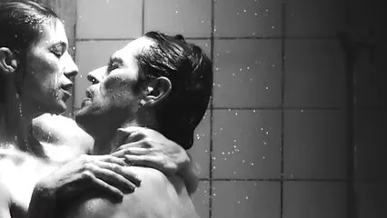 Il video hard italiani in streaming ragazzo scoperà dolcemente la sua ragazza in entrambi i buchi del letto.