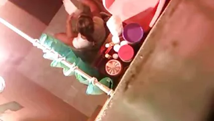 Una lesbica con gli occhi stretti si film hard italiani vintage scopa una ragazza nera.