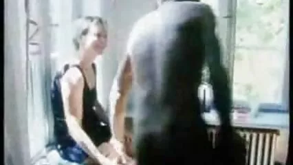 La figa nuda di una donna di colore salta su un video hard in lingua italiana membro di un ragazzo oscuro.