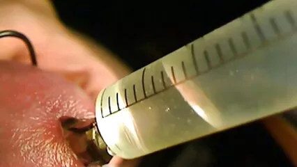 Un giovane maschio penetra il tappo sotto la doccia in varie pose. video hard amatoriali gratis