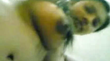 Ragazzo dai capelli neri scopa il buco della mora dopo il cunnilingus. video hard italiani casalinghi