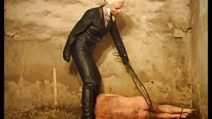 Un uomo calvo ha video provini hard italiani fatto esplodere una bruna rilassata nel buco del culo.
