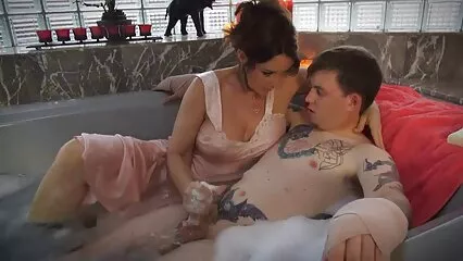 Il tizio ha scopato la video italiani amatoriali hard bella ragazza bionda nel culo.