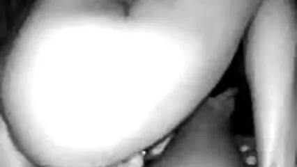 L'uomo assertivo mette il suo cazzo nella figa con gli occhi socchiusi. film porno amatoriali italiani gratis