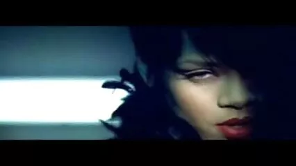 Uomo forte rifinito con forza sul volto di una video hard nonne italiane ragazza eccitante.