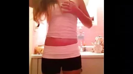 Un giovane ragazzo gioca film porno gratis italiani interi con una ragazza in spogliarello.