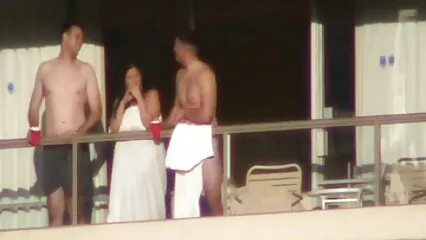 Il ragazzo ha eccitato la ragazza con gli occhiali e si è infilato video amatoriali hard gratis nelle sue mutandine.