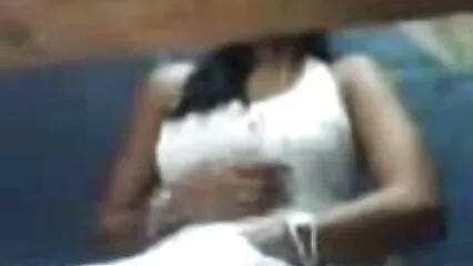 L'uomo arrapato si è tirato su video hard casalinghe italiane il vestito per inserire un cazzo.