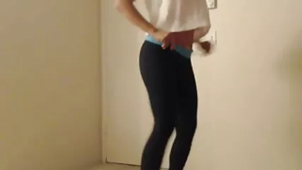 Una signora video hard italiani casalinghi in pantaloni leopardati è stata trascinata da un tizio a pecorina.