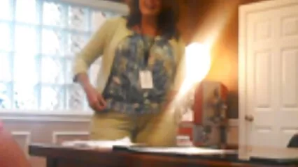 L'idraulico in video hard tettone italiane uniforme si scopa la casalinga culona.