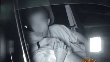 Un asiatico snello con un appetito ha succhiato video hard italiani il pene di un uomo.
