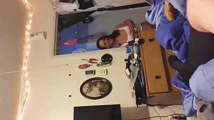 Un grassone video hard in lingua italiana ha ottenuto il permesso di scopare una ragazza nuda.