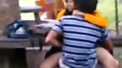 Su un film hard amatoriali gratis piccolo lettino, una ragazza si tira il berretto con le dita.