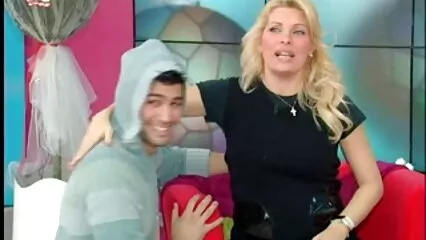 Una film porno in lingua italiana gratis ragazza sexy si infila un dildo nel culo.