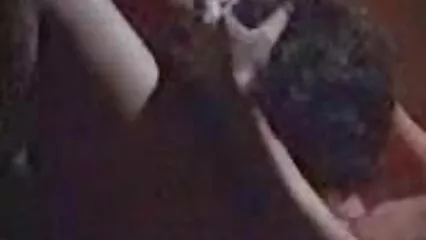 Una troia intenzionale video hard con attrici italiane ha piantato il culo su un membro.