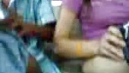 Una donna tatuata si infila hard italiano film un dildo nel profondo del culo.