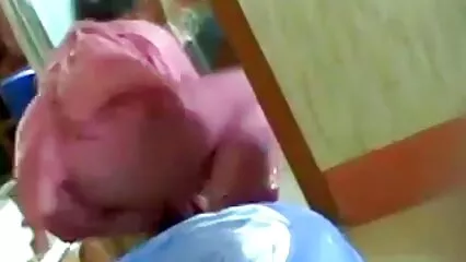 Cagna di video amatoriali italiani hot silicone a cavalcioni di un cazzo corto.