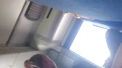 Una ragazza snella ottiene un grosso pene nel suo berretto peloso. video hard in lingua italiana gratis