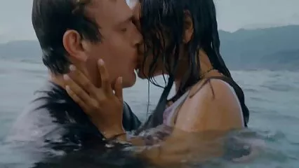 Un corteggiatore calvo ha infilato una ragazza in un peloso film hard in lingua italiana gratis .