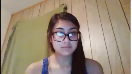 La ragazza tettona si masturba attivamente. video hard scambisti italiani
