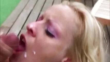 Una bellissima film hard italiani gratuiti ragazza dai capelli rossi ha fatto uno stronzo al massaggiatore.