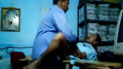 Il tenero grembo della film amatoriali hard italiani ragazza di Meng viene scopato con un cazzo potente.