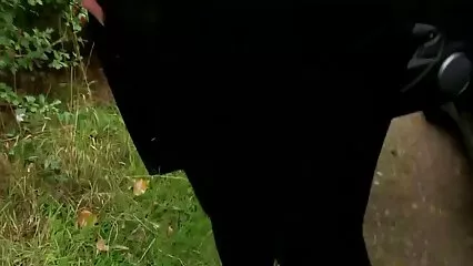Dopo un pompino ben eseguito, la ragazza si video hard nonne italiane è seduta su un cazzo storto.