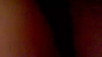 Un simpatico uomo di film porno amatoriali completi colore stringe un clitoride eccitato.