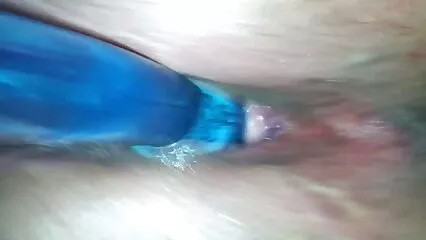 Una bella mora gioca video attrici hard italiane con un vibratore.