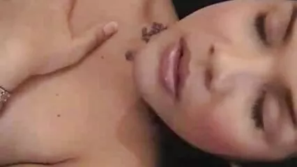 Una mora chic ha lasciato un maschio persistente tra le sue gambe. video hard casalinghe italiane