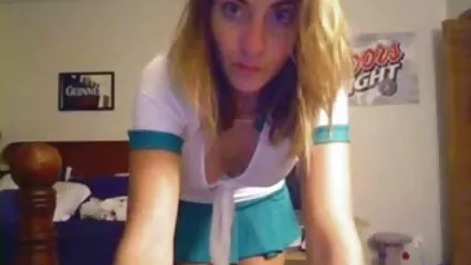 Una giovane ragazza video hard provini italiani ha un grosso cazzo nell'ano che si muove freddamente.