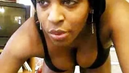 Il ragazzo si scopa una giovane donna ferita in mutandine. video pornografici italiani gratis
