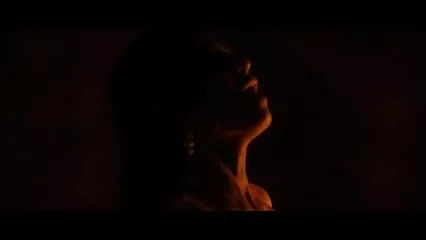 Una bionda liberata tocca film porno trans italiani gratis una figa di fronte a un ragazzo.