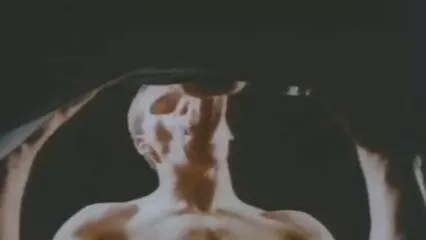 La sensuale film hard italiani mature bellezza rossa viene scopata velocemente con un grosso cazzo.