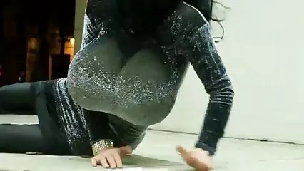 Una ragazza in film hard completi italiani calze ha preso abilmente il pene di un tizio eccitato.