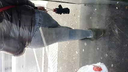 Ragazza dai capelli bianchi prende il fallo di un ragazzo film hard italiano completo nel culo.