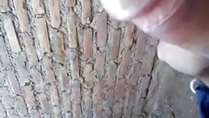 Una cagna dagli occhi stretti ha sellato la sua figa con video hard italiani un dildo sul pavimento.