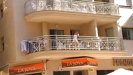 Un tizio scopa una bella ragazza cinese su un divano video hard italiani gratis rosso.
