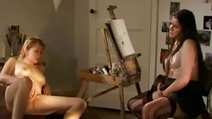 Una giovane donna con enormi tette cede in video hard italiani incesti tutti i buchi dell'ufficio.