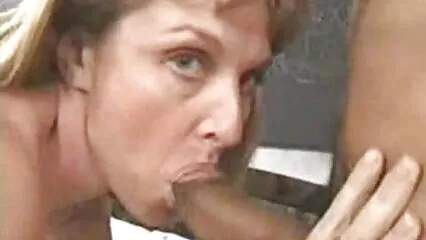Kralya si film pornografici italiani lubrifica e sogna il cazzo di un uomo.