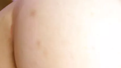 Un astuto fotografo ha promesso una carriera a una ragazza e l'ha truffata facendola scopare film pornografici italiani nella natura.