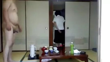 In un bellissimo interno, ha tirato una ragazza stretta in un anale. video film hard italiani