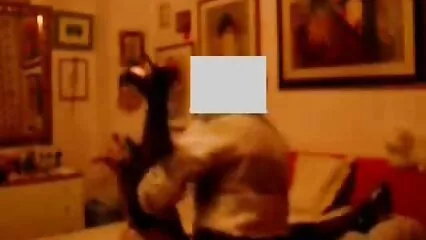 Si infila con sicurezza il suo grosso video hard italiani casalinghi pene nel culo