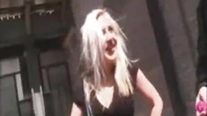 Su un grande letto, un uomo muscoloso pianta un paletto in film porno amatoriali completi uno studente.