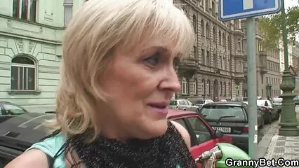 Scopa una ragazza sul ponte godendosi la vista sul mare. film porno trans italiani gratis
