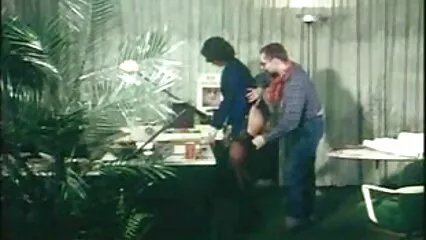 Per strada di notte, un errore di battitura attira una tettona bionda. video hard gay italiani