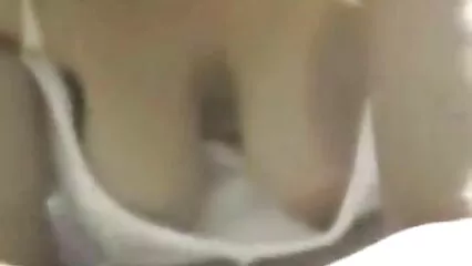 Un uomo arrogante ha film pornografici italiani gratis attirato un berretto sul letto con un gallo.