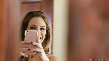 Lo studente ha hard italiano film tirato l'insegnante lussuriosa nella figa sul tavolo.