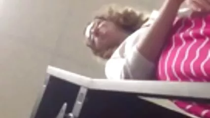 La video hard italiane gratis brava ragazza ha addomesticato il ragazzo e lo ha legato a una sedia.