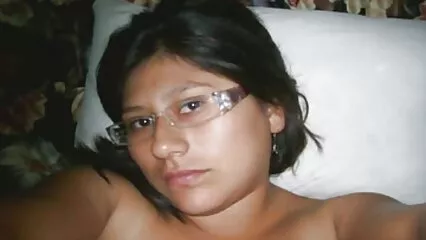 Bruna dai capelli lunghi si siede su un film porno in lingua italiana gratis grande peperone.